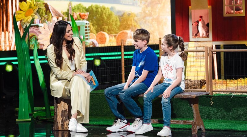 Was für ein verrücktes Hobby! Gastgeberin Esther Sedlaczek mit den Kindern Olivia und Max, die von ihren gackernden Hühnern erzählen. – Bild: WDR/​Ben Knabe