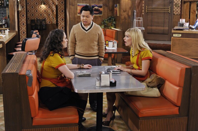 Han (Matthew Moy, M.) versucht die Streitereien seiner beiden Mitarbeiterinnen Max (Kat Dennings, l.) und Caroline (Beth Behrs, r.) zu schlichten: Da Caroline sich eine Stunde bei ihrem früheren Anwalt leider nicht mehr leisten kann, versucht Max sie zu einem Medikamentenstudie zu überreden. Ob das so eine gute Idee ist? – Bild: Warner Brothers