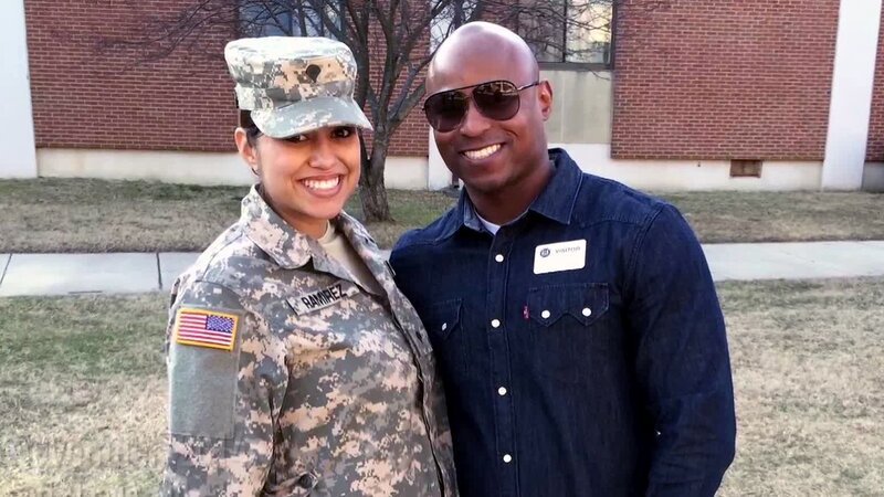 Person in Militäruniform mit Abzeichen der US-Flagge und Namensschild „Ramirez“, neben einer weiteren Person in ziviler Kleidung mit Identifikationskarte; im Hintergrund ein Backsteingebäude und Rasenfläche (militärisches/​institutionelles Gelände). – Bild: A+E Global Media /​ Crime + Investigation