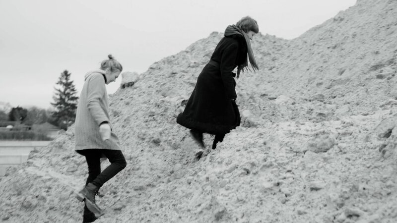 Eine bessere Gesellschaft denken, Utopien entwerfen – Fehlt es uns dafür an Mut und kindlicher Fantasie? Machen wir es uns zu gemütlich in unserer Komfortzone? – Bild: –