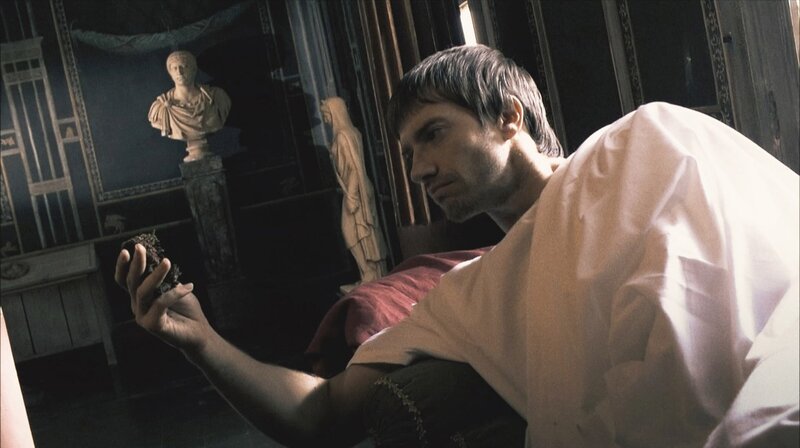 Arminius stammt ursprünglich aus Germanien. Als Kind wird er gefangen genommen, nach Rom gebracht und zu einem Römer erzogen. – Bild: phoenix/​ZDF/​Marc Riemer