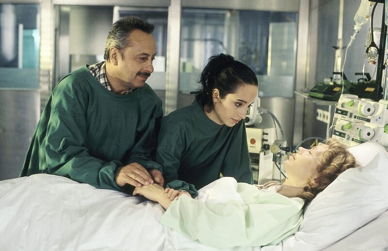 Wilfried Stubbe besucht mit Tochter Christiane seine Frau auf der Intensivstation. (v.l.n.r.: Wolfgang Stumph, Stephanie Stumph, Renate Krößner) – Bild: ZDF und Norbert Kuhröber