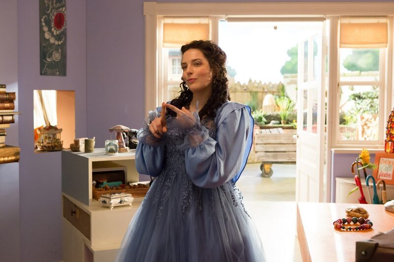 Wie kommt die Prinzessin (Anna Werner Friedmann) in den Laden? Und was ist mit Siebenstein passiert? – Bild: ZDF/​Zia Ziarno