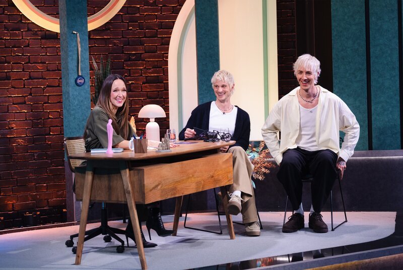 Moderatorin Carolin Kebekus (l.) mit Ihren Gästen: Comedy- und Podcast-Duo David Martin (M.) und Niklas van Lipzig (r.). – Bild: WDR/​Ben Knabe