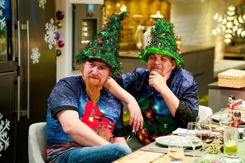 Lucki Maurer und Tim Mälzer (r.). – Bild: RTL /​ Guido Engels /​ EndemolShine Germany /​ VOX /​ Kitchen Impossible – Die Weihnachts-Edition