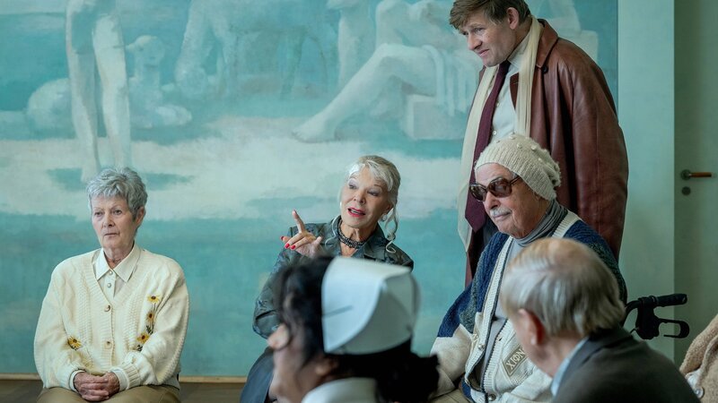 Maloney Feierabend Folge 7: Maloney ermittelt im Altenheim. Silvia Jost als Esther, Birgit Steinegger als Margrith und Marcus Signer als Philip Maloney. – Bild: SRF/​Pascal Mora
