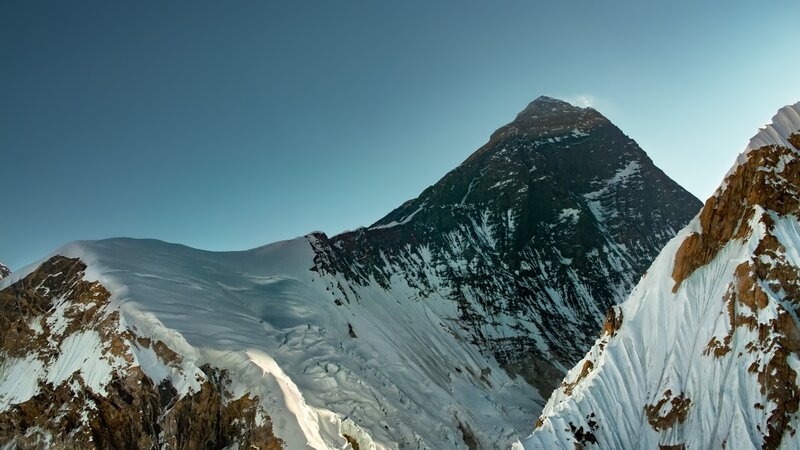 Im Osten des Himalaja erhebt sich der Mount Everest – mit 8848 Metern der höchste Berg der Erde. – Bild: BBC Studios /​ ZDF