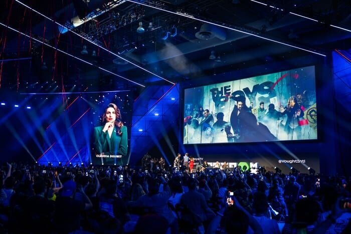 The Cast of The Boys Headlines Inaugural CCXP MX. Antony Starr (Homelander), Claudia Doumit (Victoria Neuman), Karen Fukuhara (Kimiko Miyashiro), Erin Moriarty (Starlight), Chace Crawford (The Deep) – Bild: AMAZON PRIME