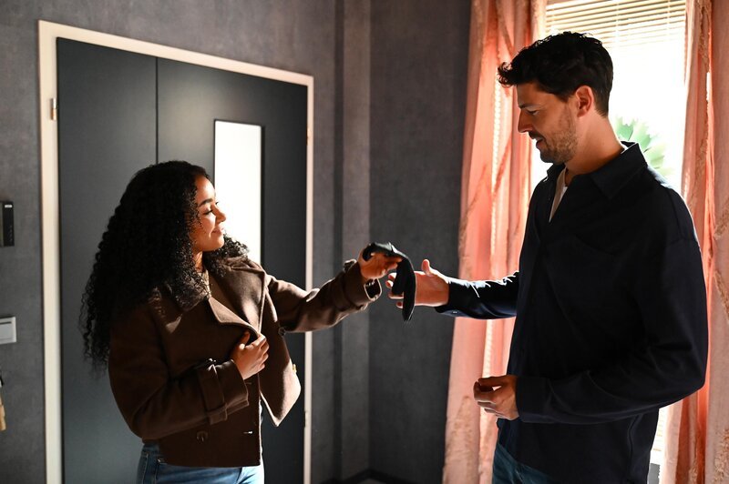 Jan (Daniel Noah) verschweigt Imani (Féréba Koné) einen unerwünschten Gast. – Bild: RTL /​ Julia Feldhagen /​ Üble Absichten