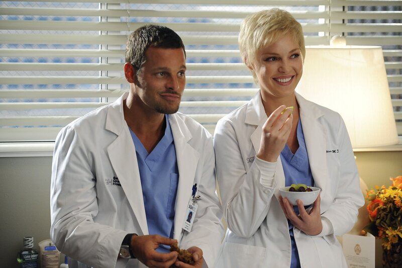 Ahnen nicht, dass der Tag ein dunkles Ende nehmen wird: Alex (Justin Chambers, l.) und (Izzie (Katherine Heigl, r.) … – Bild: 2009 American Broadcasting Companies, Inc. All rights reserved. /​ Eric McCandless Lizenzbild frei