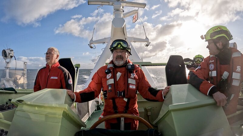 Maschinist Steffen Schmeißer (Mitte) auf dem Seenotrettungskreuzer ARKONA, DGzRS-Station Warnemünde. – Bild: NDR/​ Kinescope Film