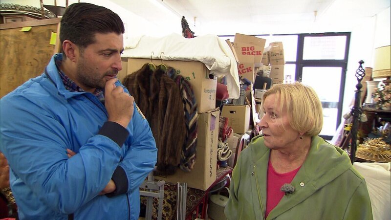 Trödelprofi Sükrü Pehlivan im Gespräch mit der verzweifelten Brigitte – Bild: RTL 2