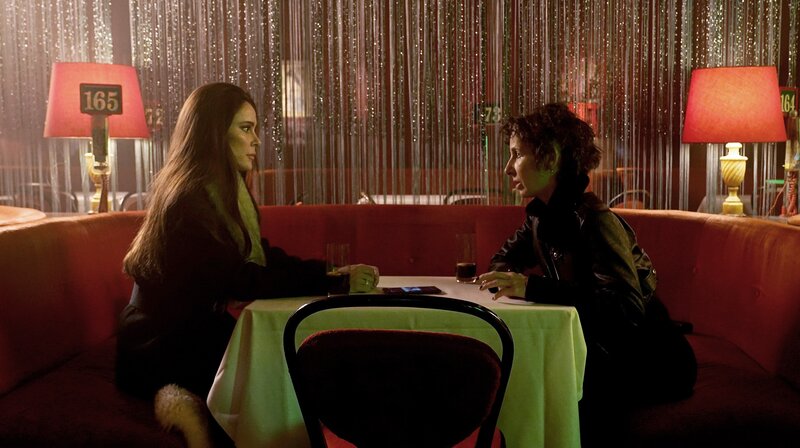 Nina Rubin (Meret Becker, r.) arrangiert ein Treffen mit ihrer Zeugin in einem Frauentanz-Club. – Bild: rbb/​ARD/​Aki Pfeiffer