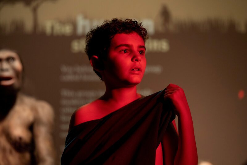 Young Henry DeTamble (Jason David) – Bild: Warner /​ Die Verwendung ist nur bei redaktioneller Berichterstattung im Rahmen einer Programmankündigung ab 2 Monate vor der ersten Auss /​ © 2021 Home Box Office, Inc. All rights reserved. HBO® and all related programs are the property  …