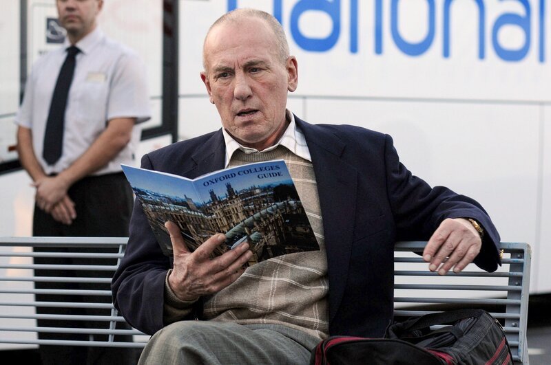 Welche Rolle spielt der pensionierte Kriminalkommissar Barry Winter (Christopher Timothy) in diesem Fall? Und warum hat er sich auf den Weg nach Oxford gemacht? – Bild: ORF/​ITV