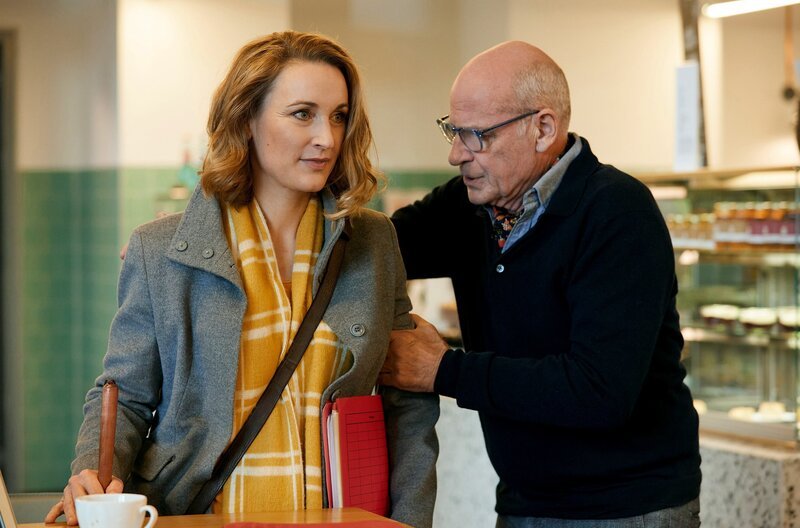 Romy Heiland (Christina Athenstädt, l.) freut sich, ihren Vater Paul Heiland (Rüdiger Kuhlbrodt, r.) in der Gerichtskantine zu treffen. – Bild: ARD/​Rudolf Wernicke
