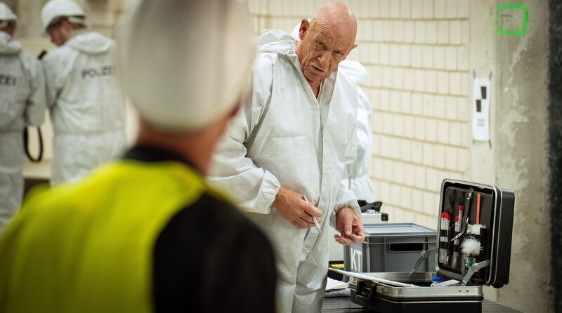 Der Rechtsmediziner Dr. Roth (Joe Bausch, r.) ist sich sicher: Der Fundort der Leiche in der Kölner Oper ist nicht der Tatort. Hier im Gespräch mit Max Ballauf (Klaus J. Behrendt) – Bild: WDR/​Thomas Kost