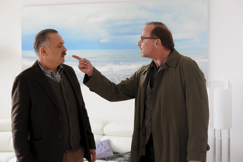 Schaller (Alexander Held, r.) weist die Schuld von sich und ist sich sicher, dass Gsotter (Jockel Tschiersch, l.) lügt. – Bild: ZDF und Jürgen Olczyk