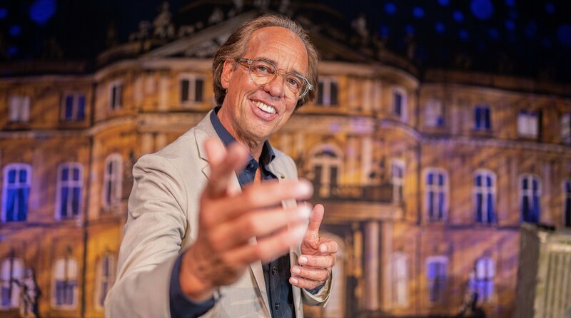 Der König des schwäbischen Kabaretts ist zurück – frischer, frecher und freier als je zuvor. In seinem neuen Programm wagt sich Christoph Sonntag an die großen Fragen der Zeit: Wohin steuert die Welt? Muss man sich sorgen um den Zustand der Demokratie? Lohnt es noch, in Deutschland zu leben? „Es ist Sonntag“ – ist sein bisher wohl persönlichstes Programm: echt, musikalisch und lustig. – Bild: SWR/​Christian Tichy