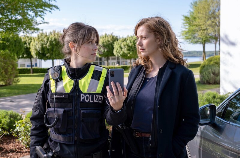 Tony konfrontiert Svenja (Katharina Schlothauer, r.) und Ina (Iris Becher, l.) mit der unfassbaren Wahrheit. – Bild: NDR/​Manju Sawhney