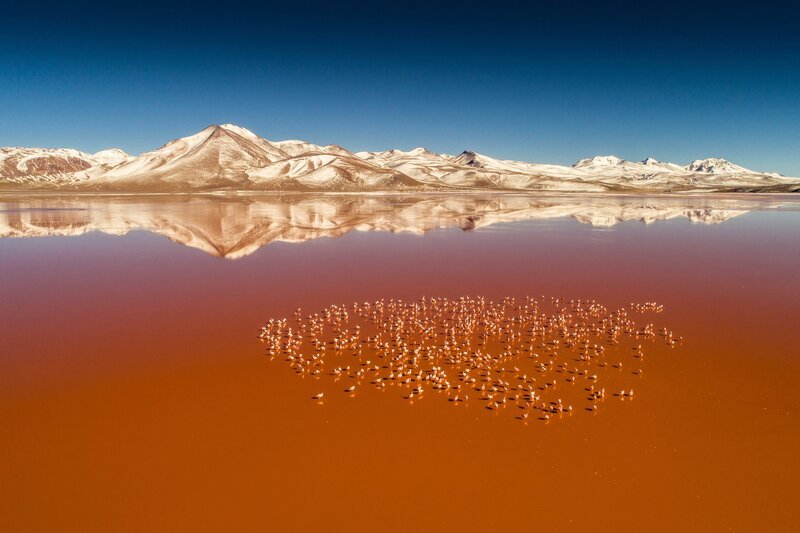 Schwefelmine am Schichtvulkan Kawah Ijen auf Java.; Der Vulkan Yasur im südpazifischen Vanuatu-Archipel.; Die Laguna Colorada auf der Altiplano-Hochebene in Bolivien. – Bild: Michael Martin