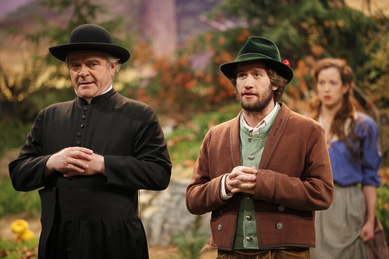 Burgl (Isabella Jantz) und Lorenz (Sebastian Edtbauer) treffen auf den Dorfpfarrer (Götz Burger). – Bild: BR/​Foto Sessner