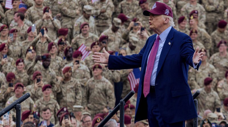 Präsident Donald J. Trump vor US-Truppen bei seiner Rede zum 250. Geburtstag der Armee auf der Militärbasis Fort Bragg, 10.06.2025. – Bild: rbb /​ IMAGO /​ ZUMA Press Wire