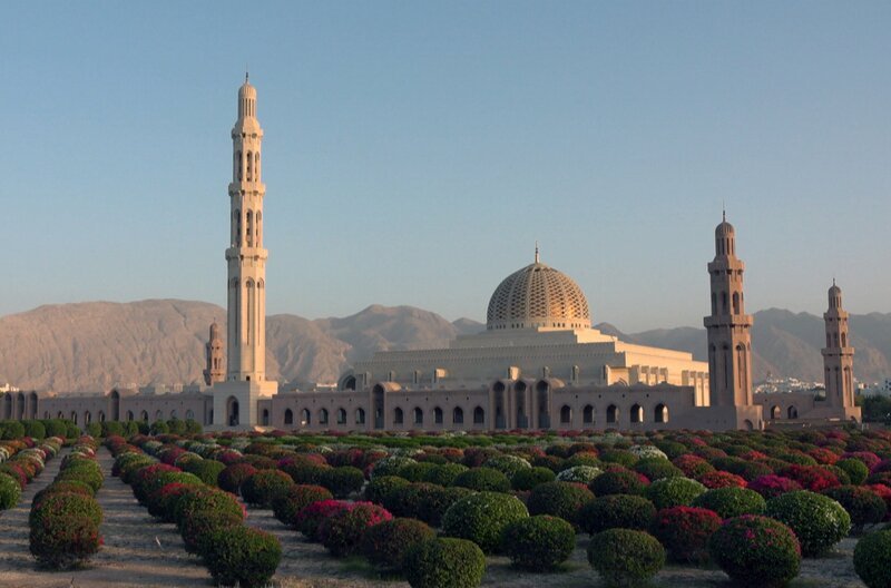 Die Große Sultan-Qabus-Moschee in der Hauptstadt des Oman Maskat gehört zu den größten Moscheen weltweit. – Bild: Elephant Doc