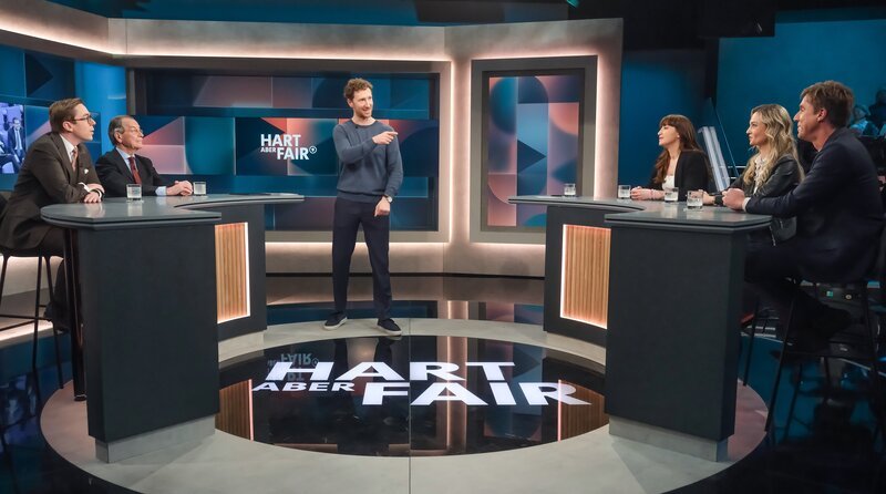 Zu Gast bei Louis Klamroth (3.v.l.): v.l.n.r. Philipp Amthor (CDU, Parlamentarischer Staatssekretär beim Bundesminister für Digitales und Staatsmodernisierung), Franz Müntefering (SPD, ehem. Vizekanzler, Arbeitsminister und Parteichef), Heidi Reichinnek (Die Linke, Fraktionsvorsitzende im Bundestag), Karlotta Gründobler (Geschäftsführende Gesellschafterin ELIOG Industrieofenbau) und Markus Feldenkirchen (politischer Autor im Hauptstadtbüro „Der Spiegel“). – Bild: WDR/​Oliver Ziebe