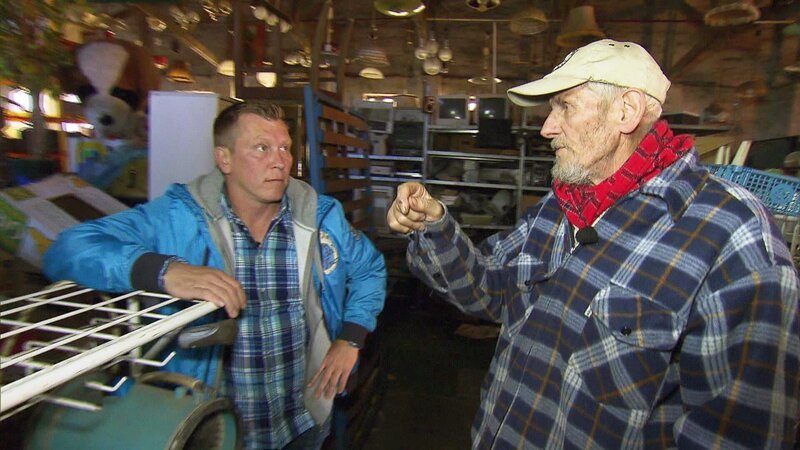 Da ist sogar der Trödel-Experte Otto Schulte (li.) sprachlos, als er sieht wie vollgestopft Wolfgangs Halle ist … – Bild: RTL II