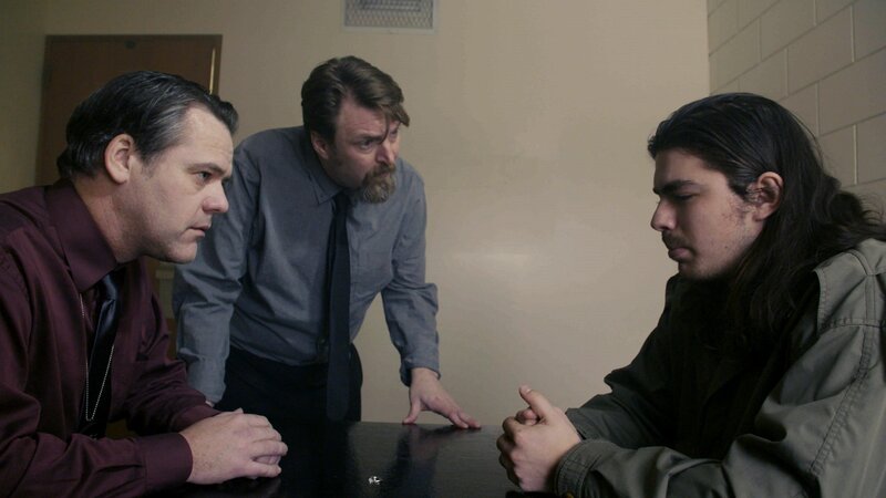 Die Ermittler befragen den Mann – Bild: Z/​abacus