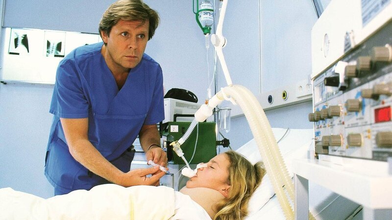 Dr. Stefan Frank (Sigmar Solbach) hat Sylvia (Tatjana Fein) operiert. Er hofft, ihr damit das Leben gerettet zu haben. – Bild: MG RTL D /​ Elke Werner