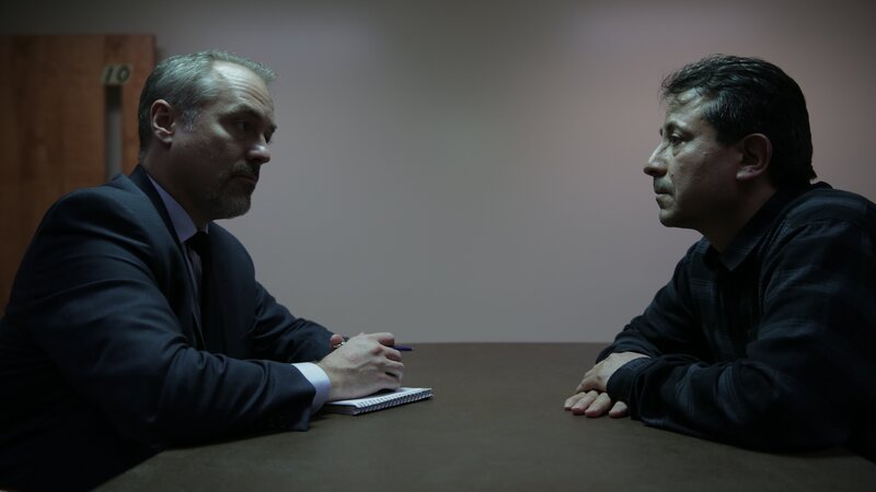 Denson questions Robert Brown. – Bild: Discovery Communications /​ Discovery Networks Benelux