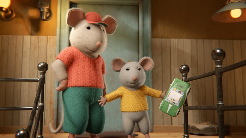 Dan (links) und Ben (rechts) berichten aufgeregt, dass ihnen die „Maskierte Maus“ geholfen hat. Sie wüssten beide zu gerne, wer sich hinter der Maske verbirgt. – Bild: ZDF /​ Cielo Films /​ Caribara Production /​ SuperswissRed /​ M.A.R.K.13 /​ ZDF Studios GmbH