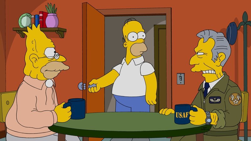 Zwischen zwei Männern, die sich hassen: Homer (M.) muss bei Grandpa (l.) und seinem ehemaligen General (r.) schlichten. – Bild: Twentieth Century Fox Film Corporation