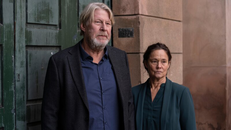 Joachim Wall (Rolf Lassgård) und Ingrid Wall (Pernilla August) – Bild: RTL /​ LG Fremantle.