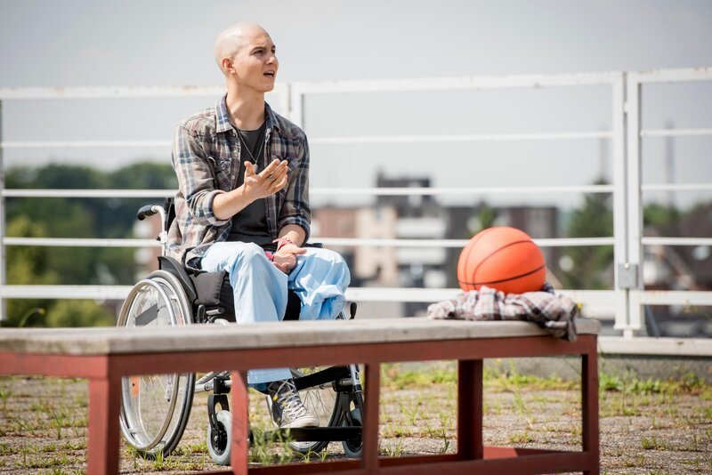 Leo (Tim Oliver Schultz) sucht nach den richtigen Worten, um mit seinen Freunden zu sprechen. – Bild: RTL /​ Martin Rottenkolber