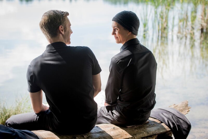 Alex (Timur Bartels) und Leo (Tim Oliver Schultz, r.) philosophieren über das Leben. – Bild: RTL /​ Martin Rottenkolber