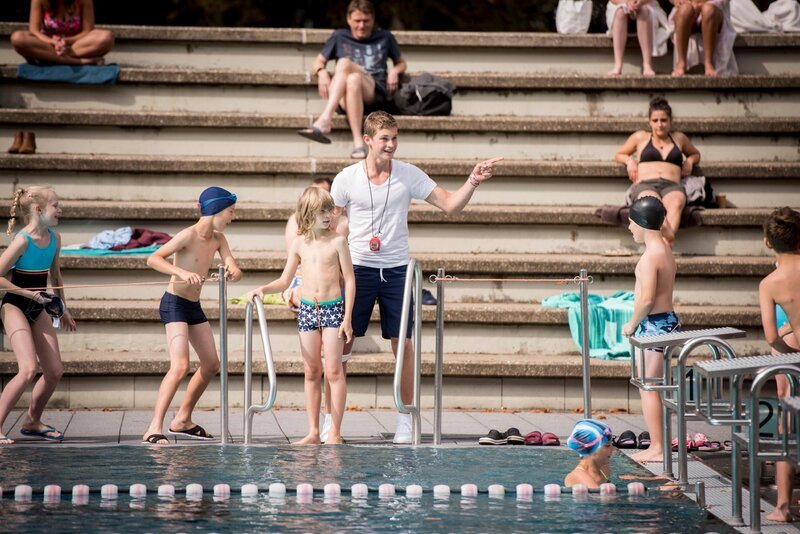 Jonas (Damian Hardung) trainert die Kinder. – Bild: RTL /​ Martin Rottenkolber