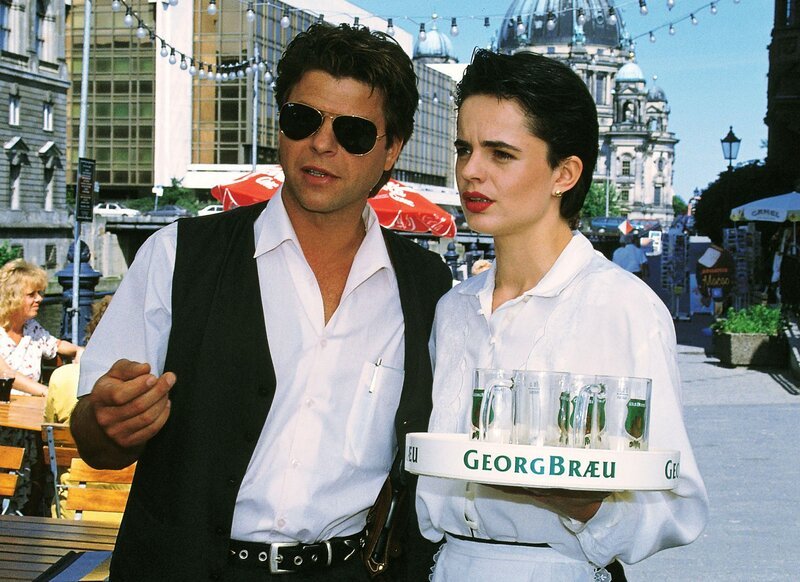 Kriminalkommissar Peter Wolniak (Uwe Fellensiek) unterhält sich mit der Kellnerin Christiane Appelt (Anette Sy). – Bild: RTL Deutschland