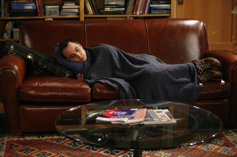 Sheldon (Jim Parsons) macht eine aufregende Entdeckung über sich selbst … – Bild: © Warner Bros. Television