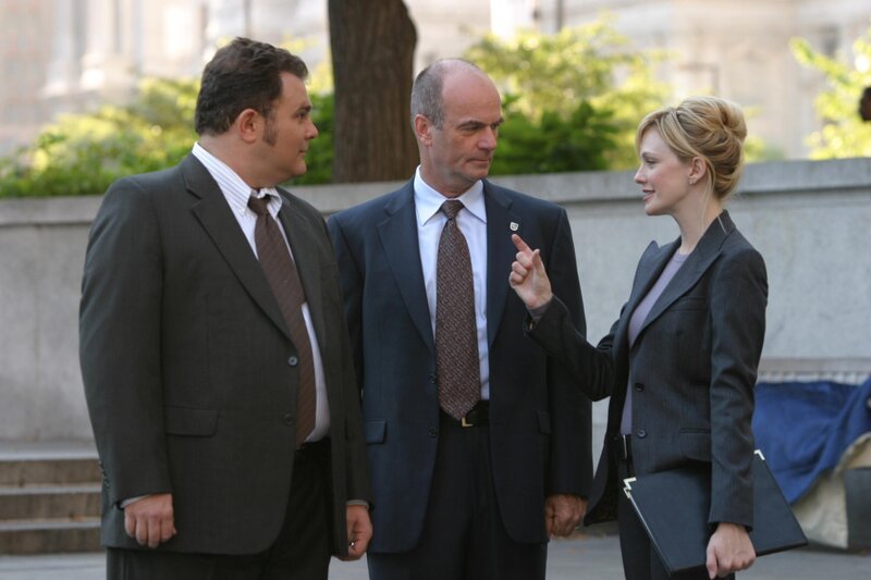 Werden John (John Finn, M.), Nick (Jeremy Ratchford, l.) und Lilly (Kathryn Morris, r.) den Fall lösen? – Bild: Warner Bros. Television