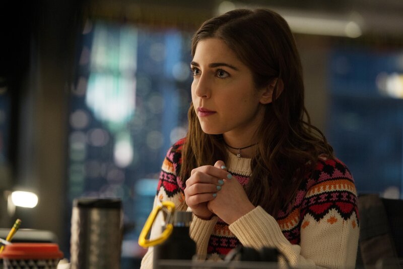 Cable (Annabelle Attanasio) sucht in Withrows E-Mails nach schriftlichen Hinweisen, dass Withrow wissentlich das Risiko des Konstruktionsfehlers in Kauf nahm. – Bild: CBS Broadcasting, Inc.