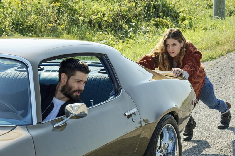 Max Parish (Casey Deidrick, l.); Murphy Mason (Perry Mattfeld, r.) – Bild: The CW Network, LLC. /​ Ben Mark Holzberg