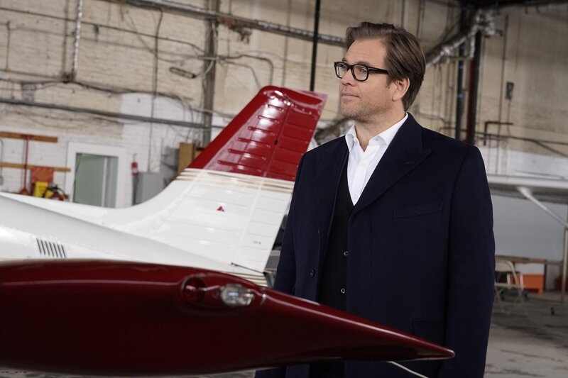 Als eine Untersuchung des Unfalls ergibt, dass die Leinen des Schirms stark verschlissen waren, ist Bull (Michael Weatherly) überzeugt davon, dass jemand wollte, dass Gouverneur Whitfield stirbt. Doch wer könnte der Täter sein? – Bild: CBS Broadcasting, Inc.
