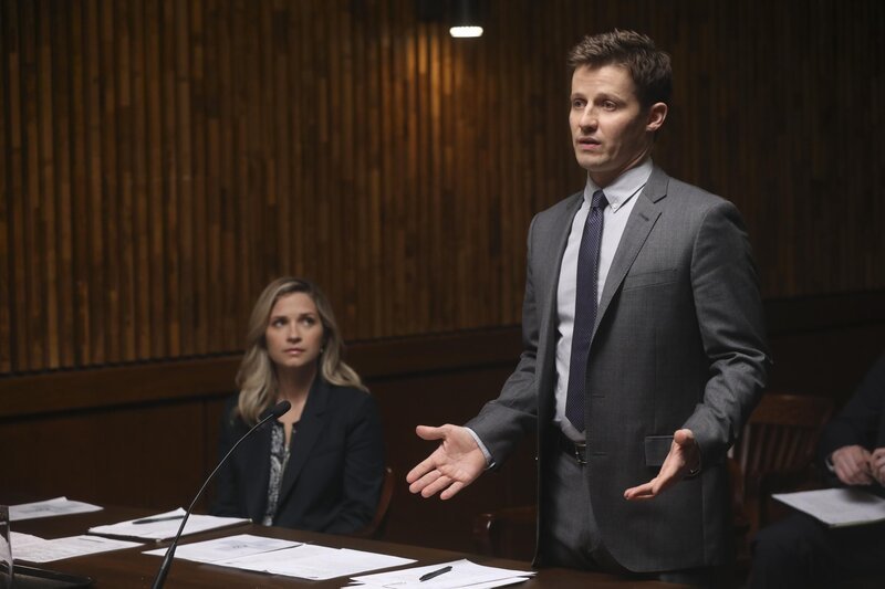 Eddie Janko (Vanessa Ray, l.); Jamie Reagan (Will Estes, r.) – Bild: © 2018 CBS Broadcasting Inc.  /​ Craig Blankenhorn /​ Craig Blankenhorn