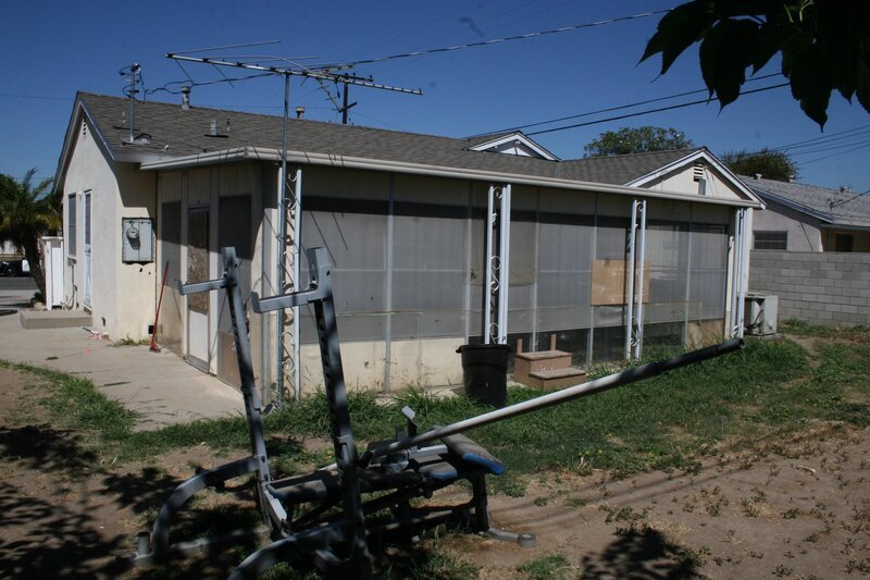 Das Haus verfügt über einen dilettantisch zusammengeschusterten Anbau – kann aus dem Platz eine Sonnenterasse werden? – Bild: © 2015, HGTV/​Scripps Networks, LLC.