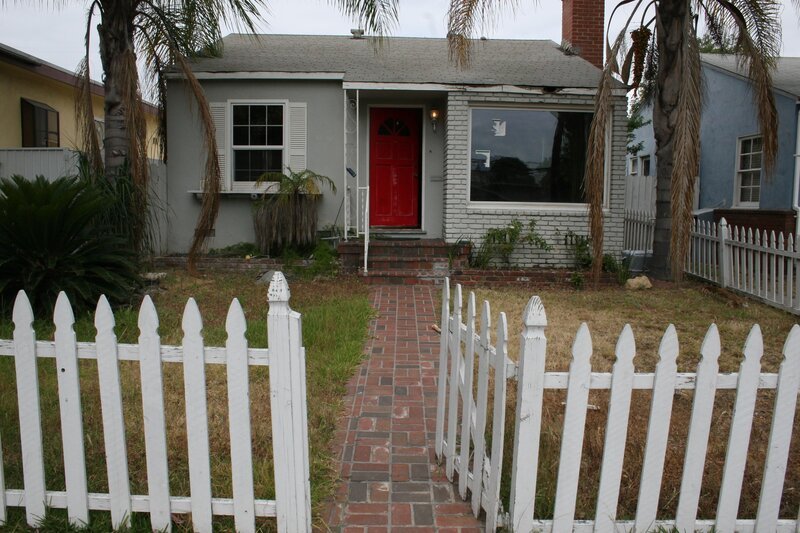 In der Hoffnung, die Renovierung schnell hinter sich bringen zu können, entscheiden sich Tarek und Christina für ein kleines Haus in Long Beach. – Bild: © 2015, HGTV/​Scripps Networks, LLC.