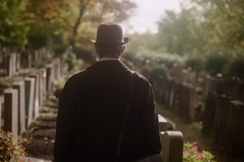 NZZ Format: Mann auf Friedhof – Bild: SRF1