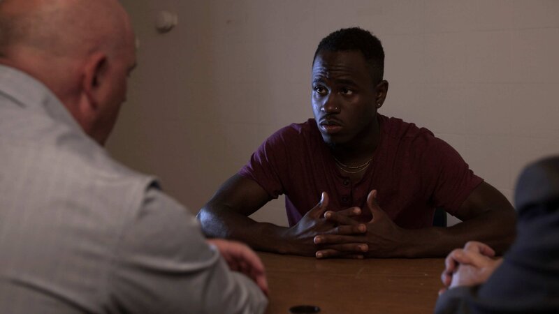 Die Ermittler befragen den Mann – Bild: Crime + Investigation /​ abacus media